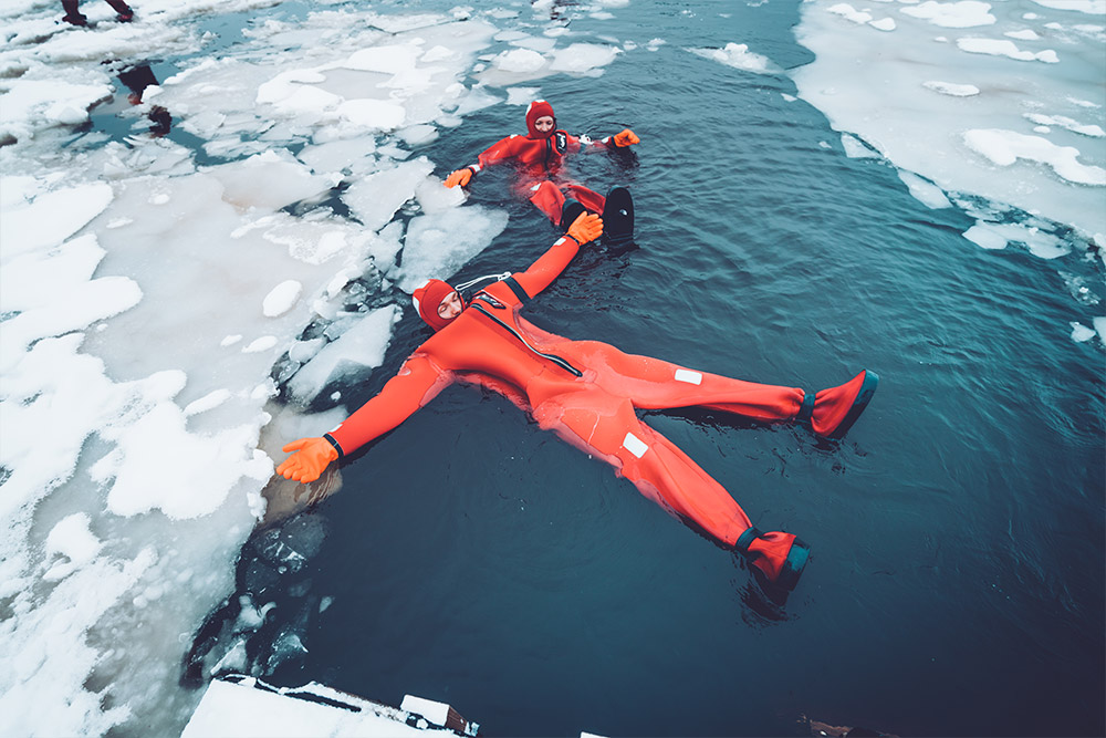 Arctic floating ehk kummiülikonnaga karges vees ulpimine