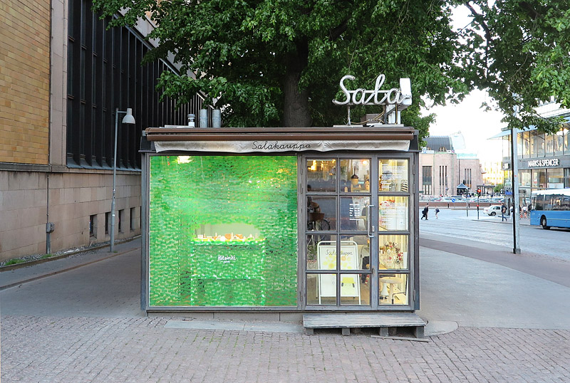 Маленький магазин Salakauppa расположен на полпути между художественным музеем Kiasma и торговым центром Sokos