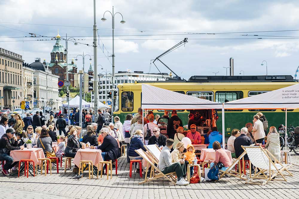 Kauppatoril Helsingis müüakse toitu ja suveniire, aga samas on see populaarne paik, kus saab juua kohvi ja süüa suhkruvaabaga sõõrikuid