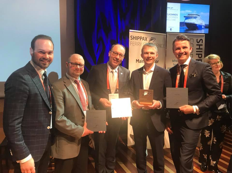 Auhinna võtsid vastu Shippaxi 2018. aasta laevanduskonverentsil Tallink Grupi juhatuse esimees Janek Stalmeister ja juhatuse liige Andres Hunt