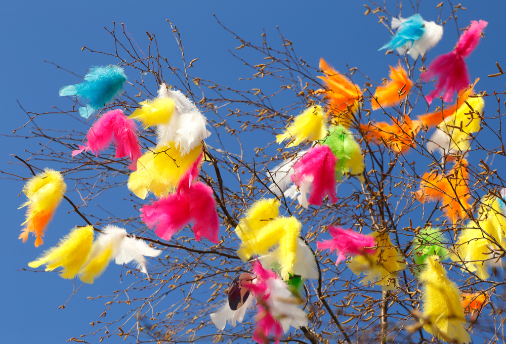 Rootsi lihavõtetele või munadepühadele on iseloomulikud värvilise sulgedega kaunistatud kaseoksad, mida võib kevadpühade ajal Stockholmis märgata igal pool