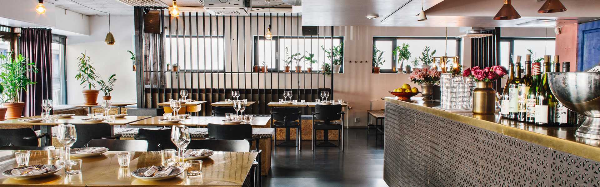 Хотя в Хельсинки полно интересных больших и маленьких кафе, наиболее популярным местом в последнее время стал именно ресторан Sandro.