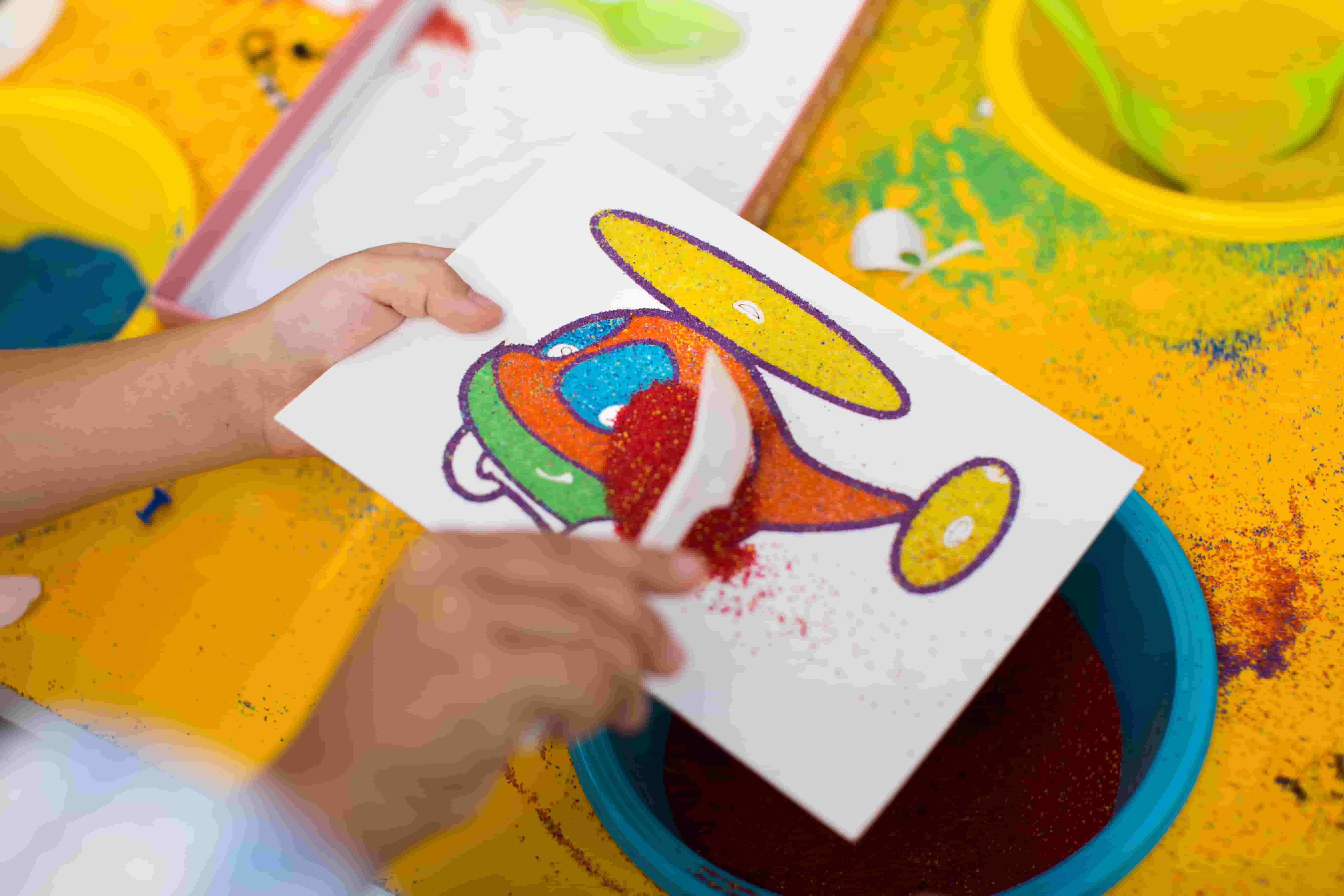 Liivapiltide meisterdamine on kujutlusvõimet ja püsivust arendav käeline tegevus, mis on sobiv lastele alates vanusest 3 aastat.