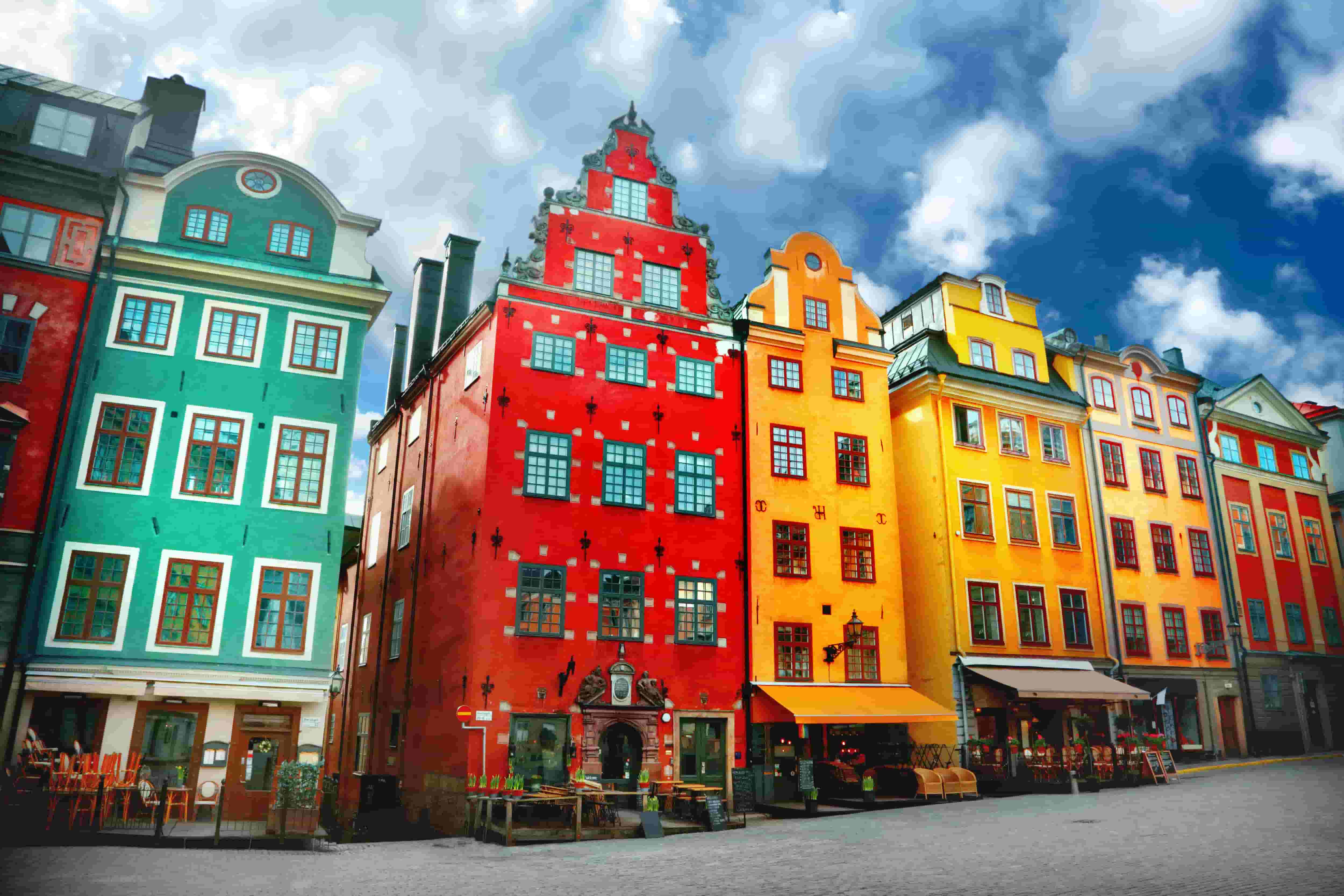 Знаменитые красочные дома на плозади Сторторгет в Стокгольме