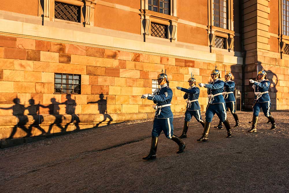 Tööpäevadel ja laupäeval algab vahtkonnavahetus lossi välihoovil kell 12.15 ning pühapäeviti kell 13.15. Foto: Jeppe Wikström / Visit Stockholm