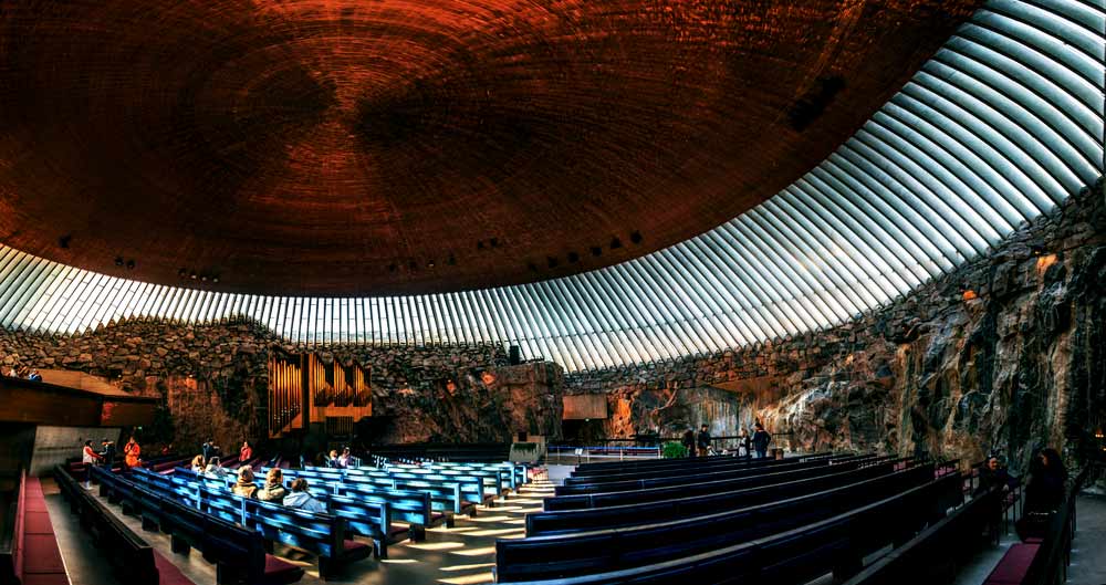 Церковный зал круглой формы покрыт куполом из меди и стекла, через который внутрь церкви поступает естественный свет.