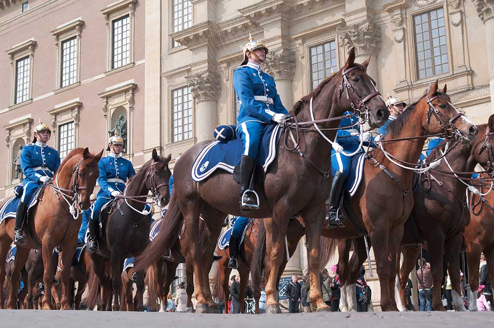 Кавалерийский парад начинается от казармы королевской кавалерии