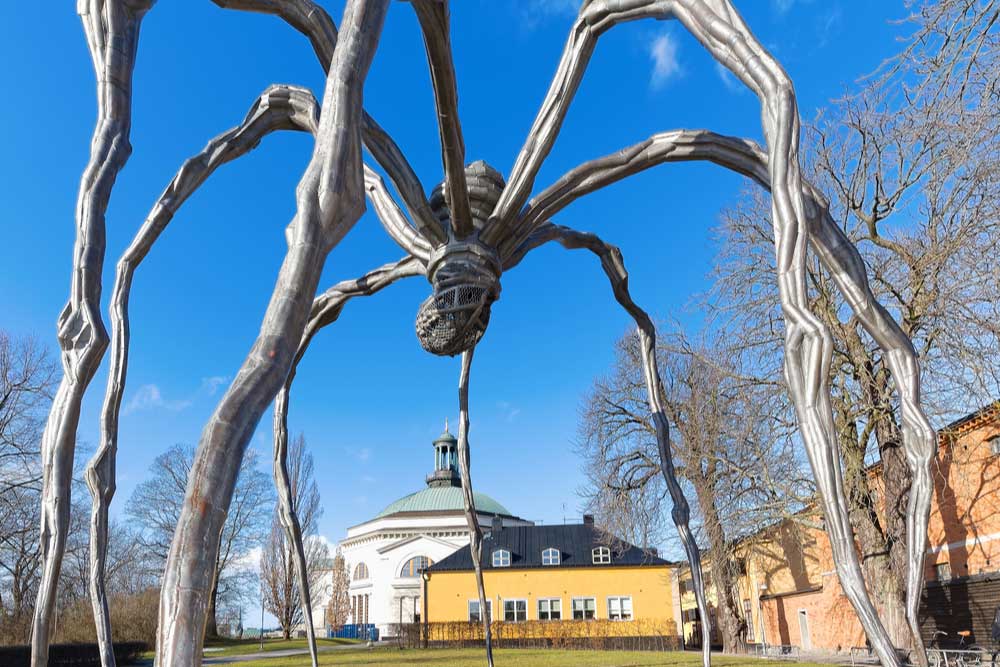 Скульптура Mama of Louise Bourgoise рядом с музеем Moderna в Стокгольме. Editorial credit:  / Shutterstock.com
