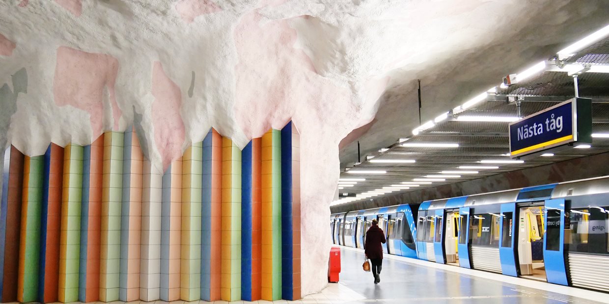 Цвет стен на станции Mörby Centrum меняется в зависимости от того, на каком участке платформы вы стоите
